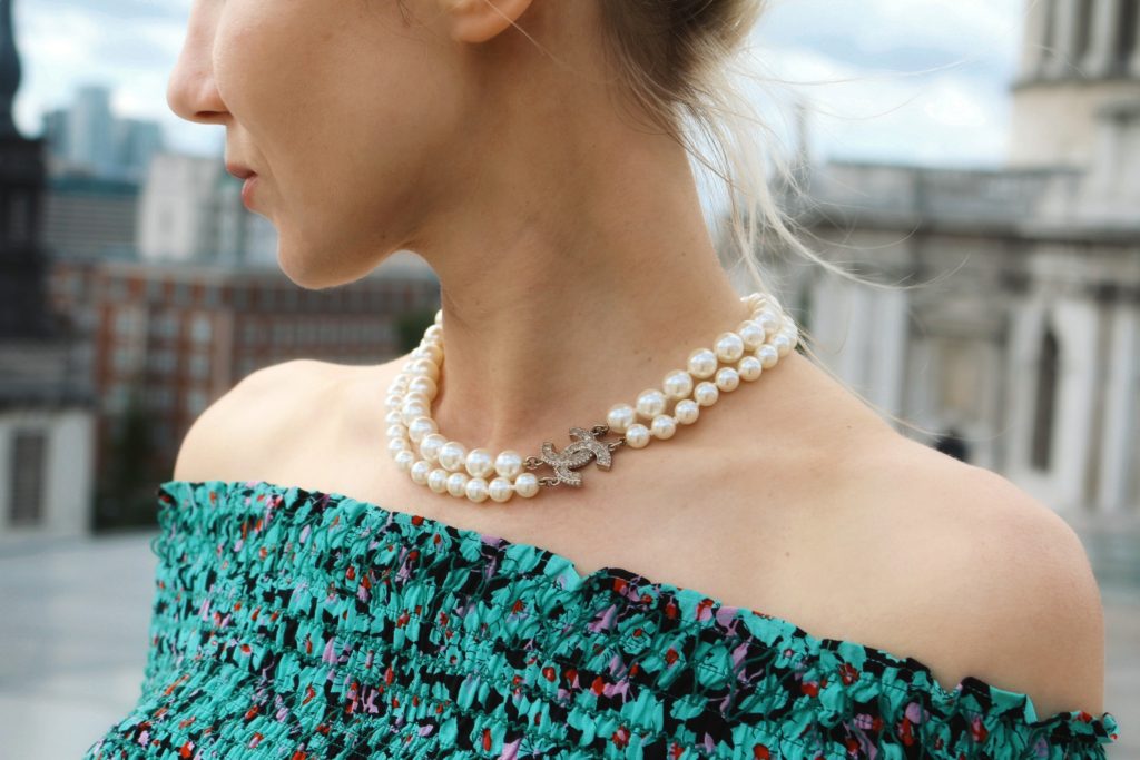 chanel necklace pearl cc logo