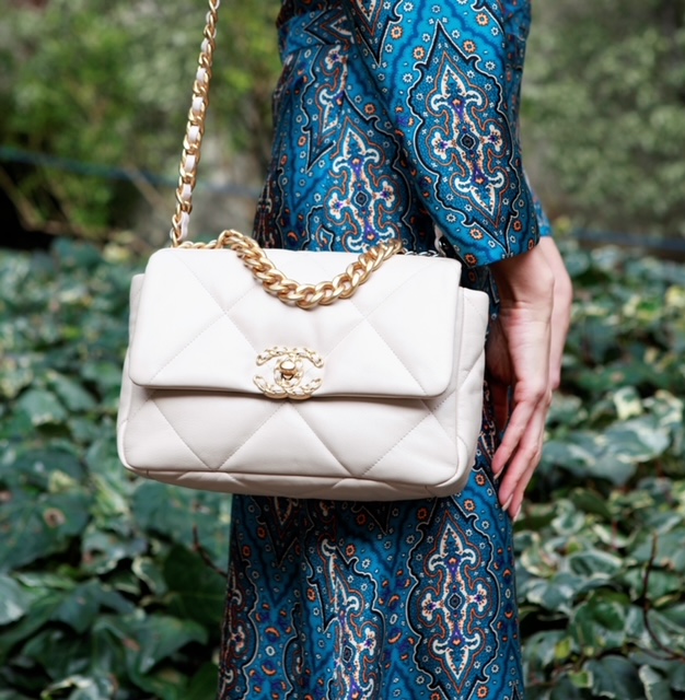 det er alt Rejse tiltale svinge Chanel 19 Bag Review - The making of the New Classic | Unwrapped
