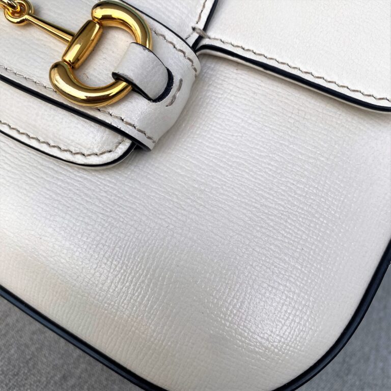 Texture of leather used in the white Gucci Horsebit 1955 bag